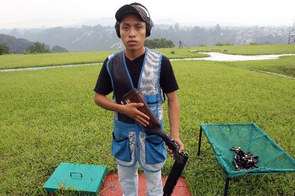 Héctor Chamalé se prepara para destacar en skeet, especialidad de armas de caza. (Foto Prensa Libre: Eddy Recinos)