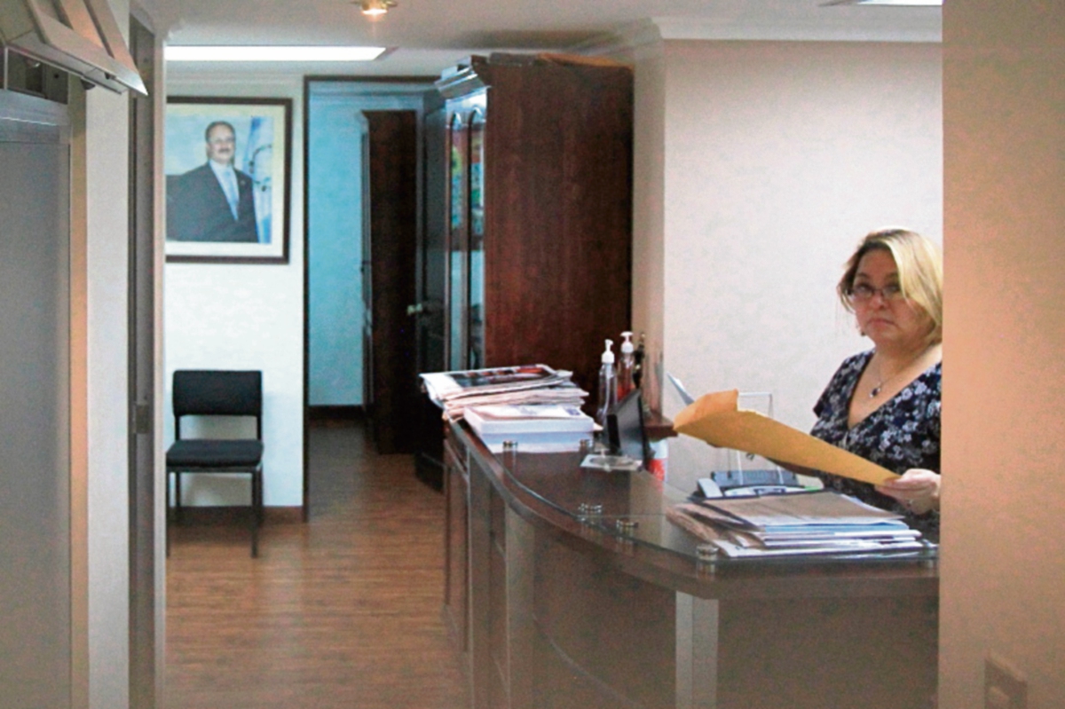 Colaboradores de Pedro Muadi todavía permanecen en la oficina asignada al exlegislador. (Foto Prensa Libre: Esbin García)