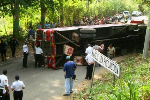 El bus quedó volcado  en la carretera.