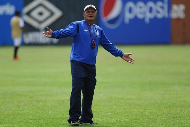 Walter Claverí, quien fue ratificado en el cargo hasta julio del próximo año, dirigirá a Guatemala en la Copa Centroamericana de la Uncaf. (Foto Prensa Libre: Hemeroteca)