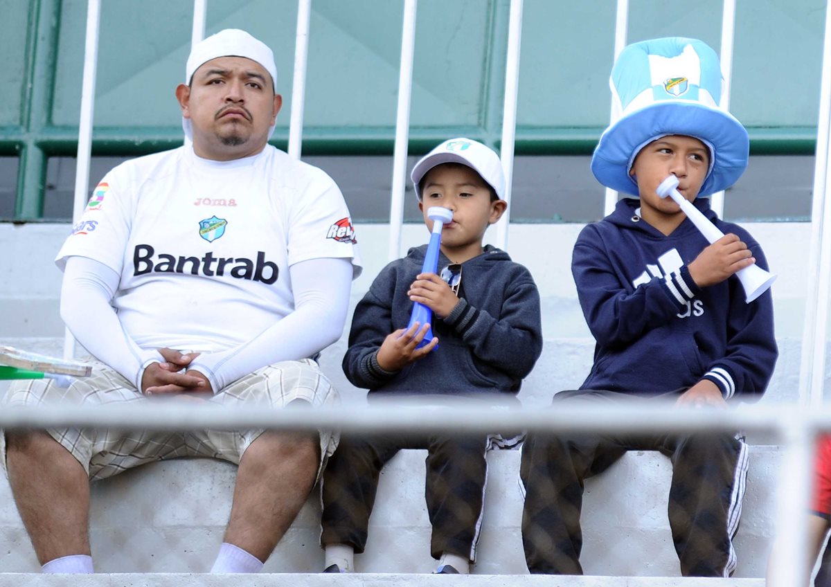 Pese a ser pocos los presentes en el estadio, familias de aficionados mostraron su apoyo al equipo albo. (Foto Prensa Libre: Francisco Sánchez)