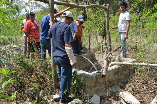 Un hombre murió de manera accidental cuando limpiaba un pozo de agua en Sanarate, El Progreso. (Foto Prensa Libre: Hugo Oliva)<br _mce_bogus="1"/>