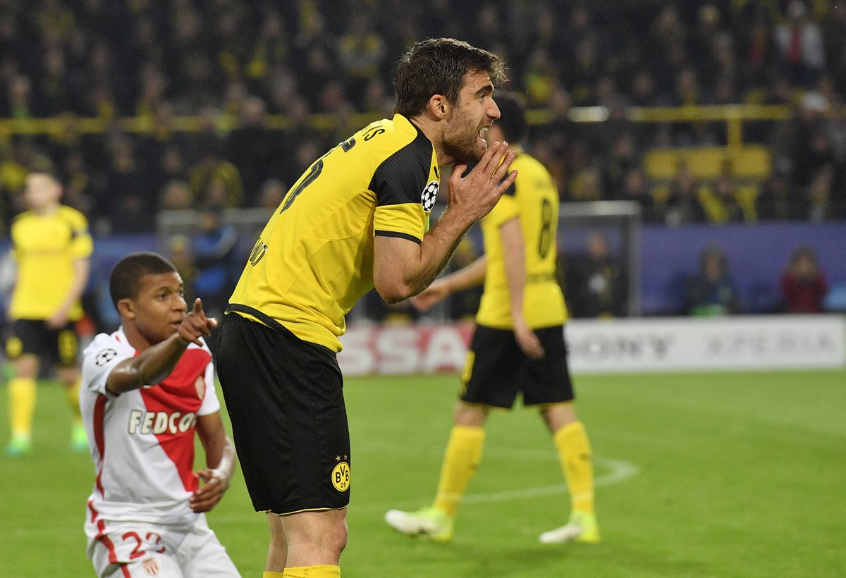 Sokratis Papastathopoulos, del Borussia, reclama una falta de Kylian Mbappe.