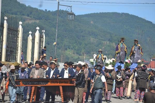 Cofrades de Sololá llevan en hombros varias imágenes religiosas, entre éstas la de San Juan Bautista. (Foto Prensa Libre: Édgar Sáenz)<br _mce_bogus="1"/>