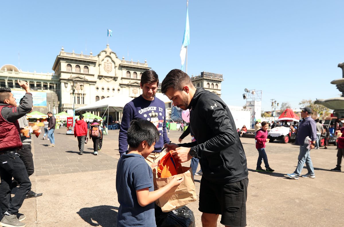 Rodrigo Saravia regaló camisolas en la zona 1. (Foto Prensa Libre: Jeniffer Gómez)