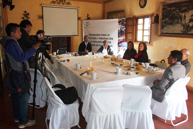 Miembros del Consorcio Ixoqiib' abogan por transformar la cultura machista para erradicar la vilencia contra la mujer. (Foto Prensa Libre: Óscar Figueroa)