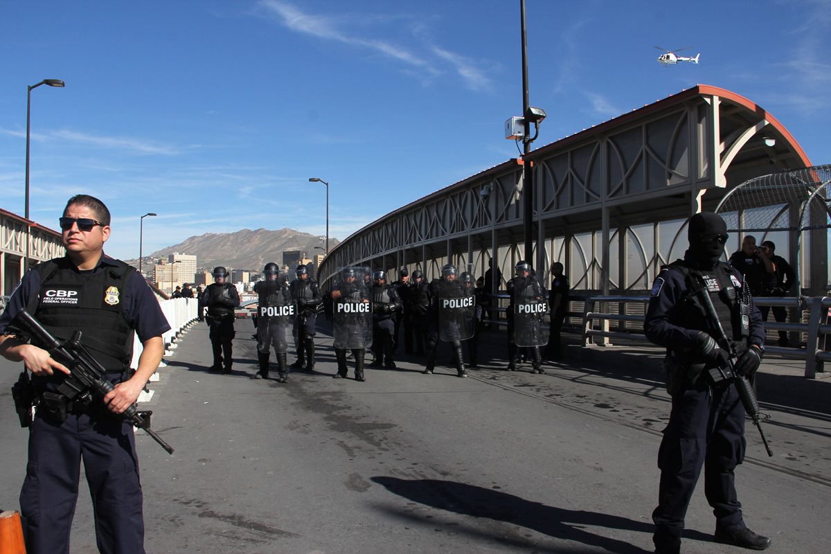 Agentes estadounidenses participan en un simulacro ante la inminente llegada de migrantes hondureños a la frontera sur. (Foto Prensa Libre: AFP)