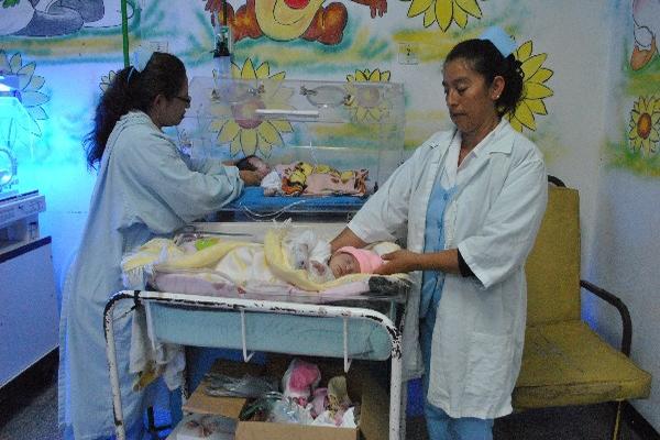 Personal del Hospital Nacional de San Marcos atiende a los dos niños que fueron abandonados.