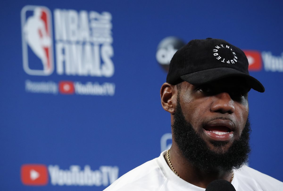 LeBron James estrella de la NBA, firmó esta semana un contrato por cuatro años con Los Angeles Lakers. (Foto, Prensa Libre: Efe).