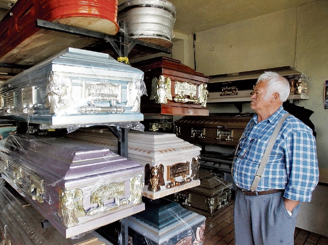 Las cajas fúnebres están fabricadas de madero o bien imitación metal recubiertas de tela o nylon. (Foto Prensa Libre: Paulo Raquec)