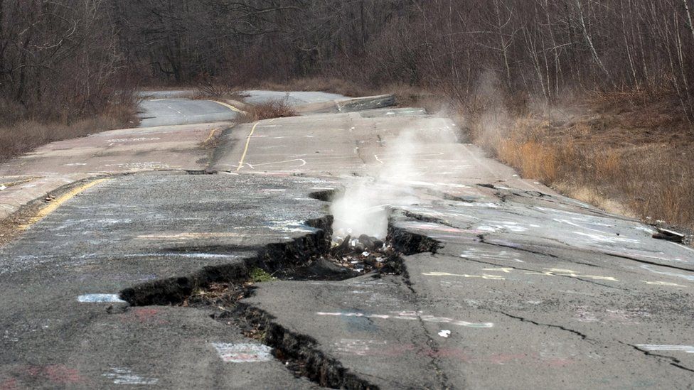 En algunas calles de Centralia se puede ver el humo saliendo de la tierra. GETTY IMAGES