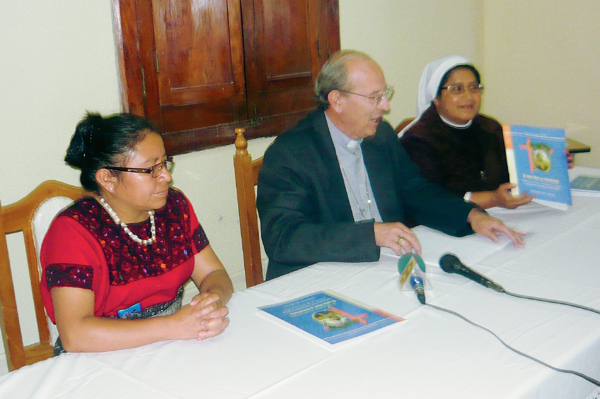 Monseñor Carlos Enrique Trinidad Gómez -al centro- informa del documento que elaboró la Diócesis de San Marcos. (Foto Prensa Libre: Genner Guzmán)