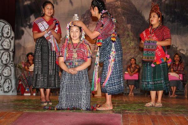 La reina saliente corona a Wendy Eugenia García, nueva Reina Indígena de Totonicapán. (Foto Prensa Libre: Édgar Domínguez)