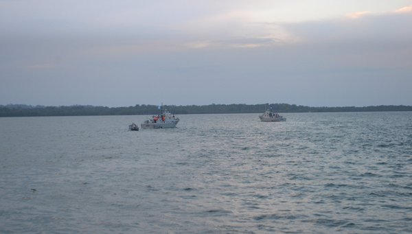 Belice restringió la libertad de movimiento en su lado del río Sarstún. (Foto Prensa Libre: Ejército de Guatemala)