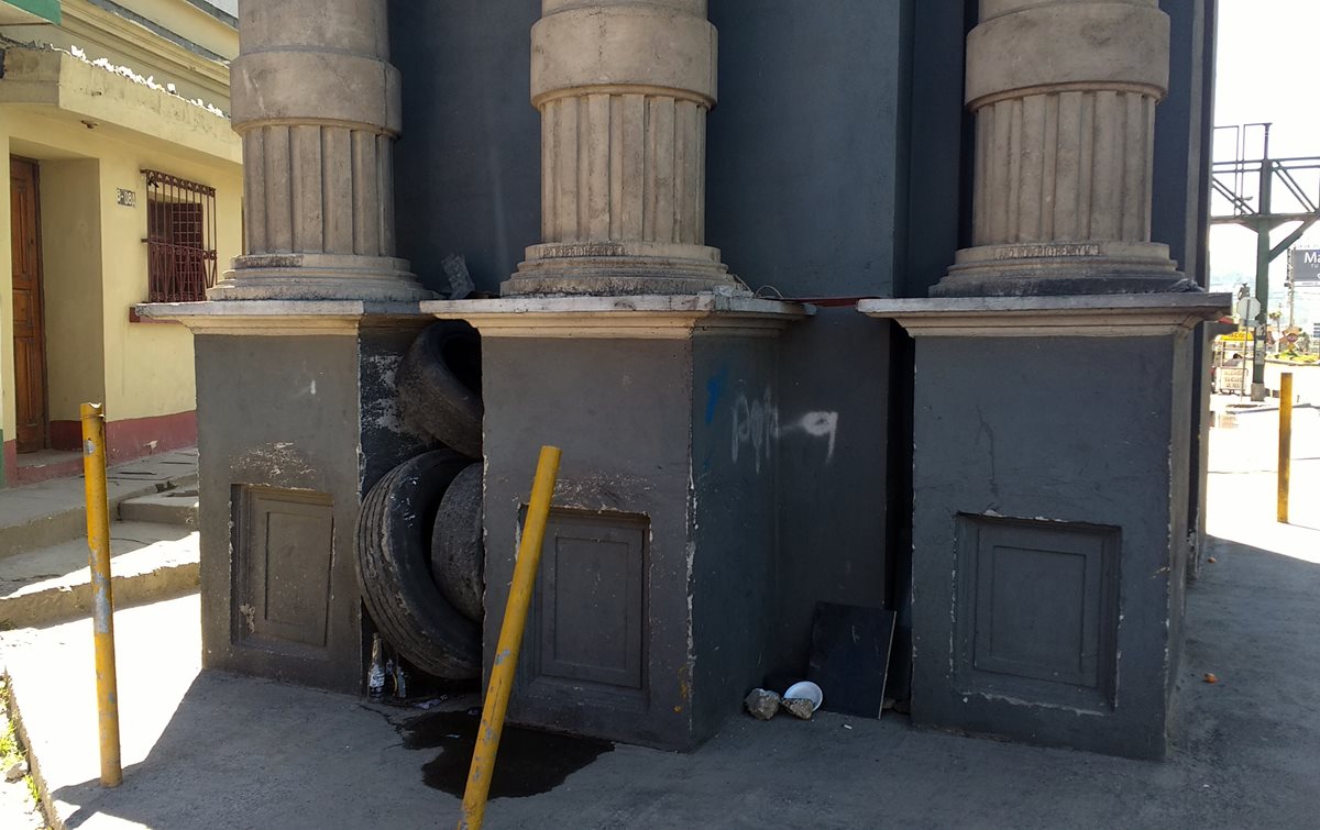 Áreas del monumento a los mártires de 1897, construido en el 2007, es usada como sanitario; además, pinchazos del sector guardan allí llantas usadas. (Foto Prensa Libre: Carlos Ventura)