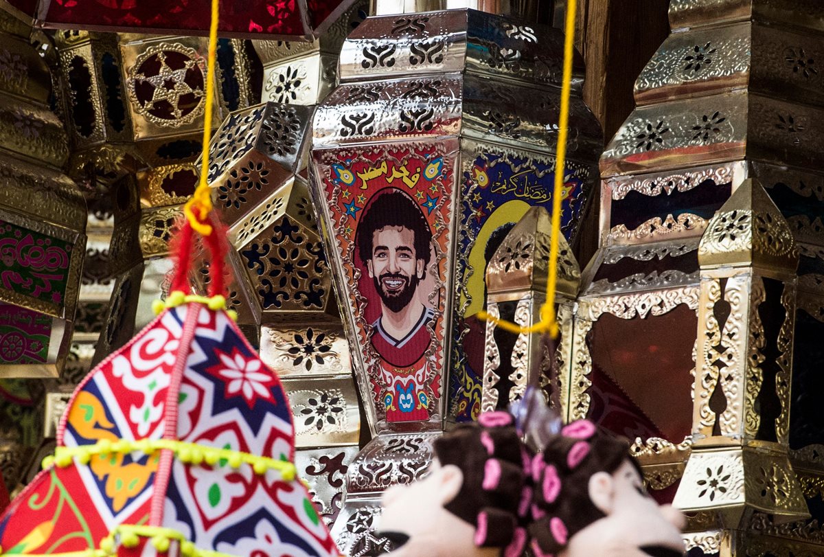 En el mercado Central del Cairo, se encuentran a la venta lámparas del Ramadán con la imagen de Mohamed Salah. (Foto Prensa Libre: AFP)