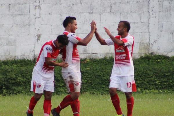 La celebración de los jugadores de Quiriguá, luego de la segunda anotación y que fue la de la victoria. (Foto Prensa Libre: Julio Vargas)