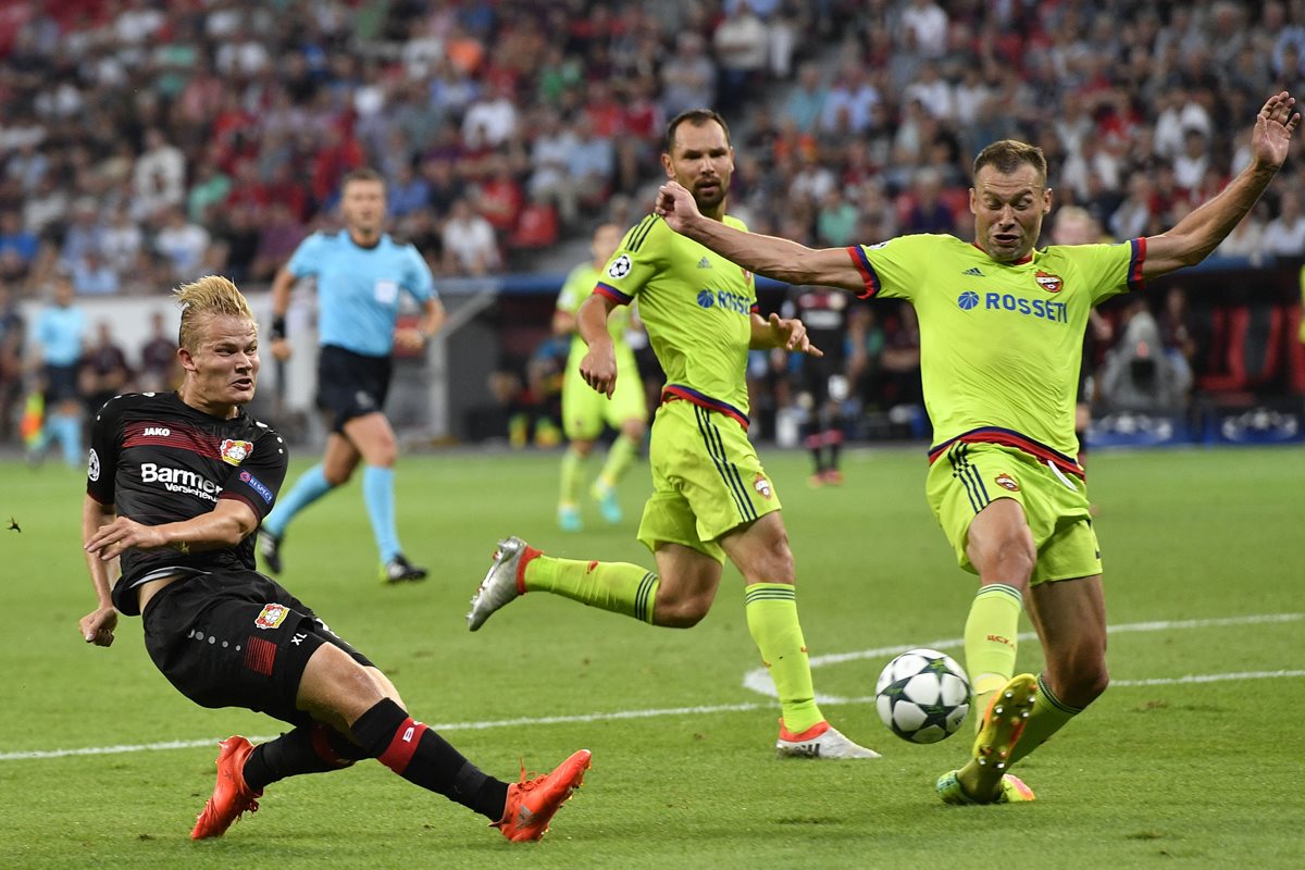 Acción durante el partido entre Bayer Leverkusen y CSKA de Moscú. (Foto Prensa Libre: AP)