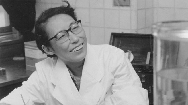 Utako Okamoto nació en Tokio en 1918. Esta foto fue tomada en su laboratorio en 1961. FAMILIA OKAMOTO