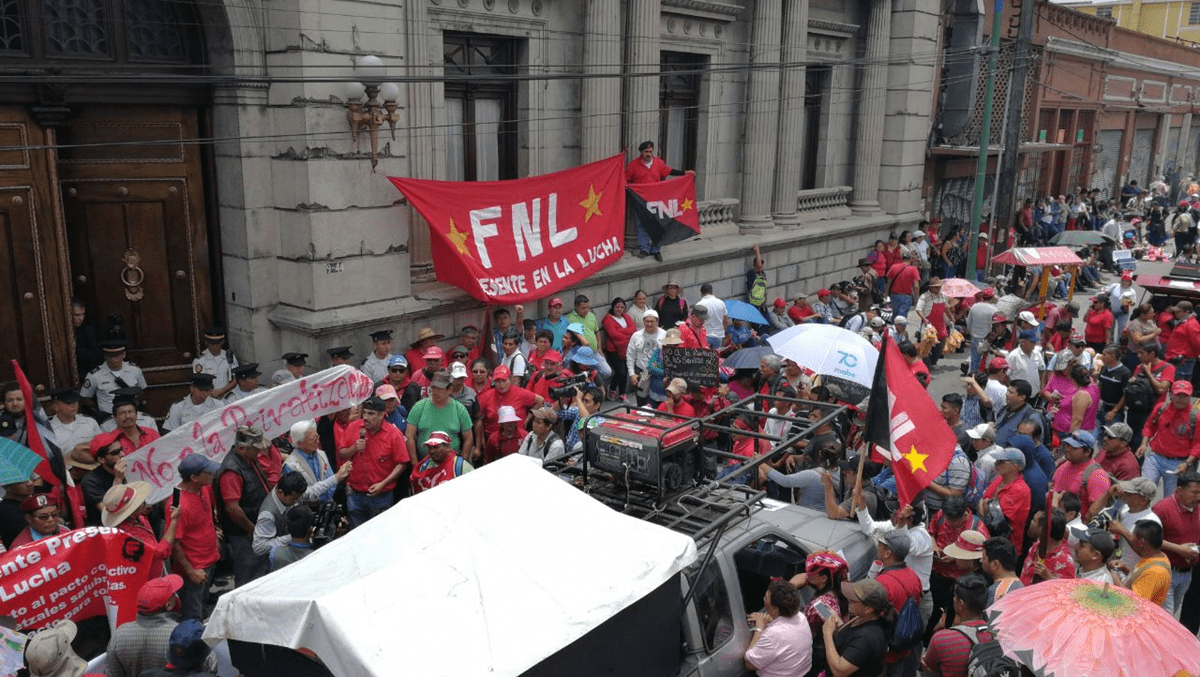 Cientos de salubristas protestan frente al Congreso.(Foto Prensa Libre: Érick Ávila)