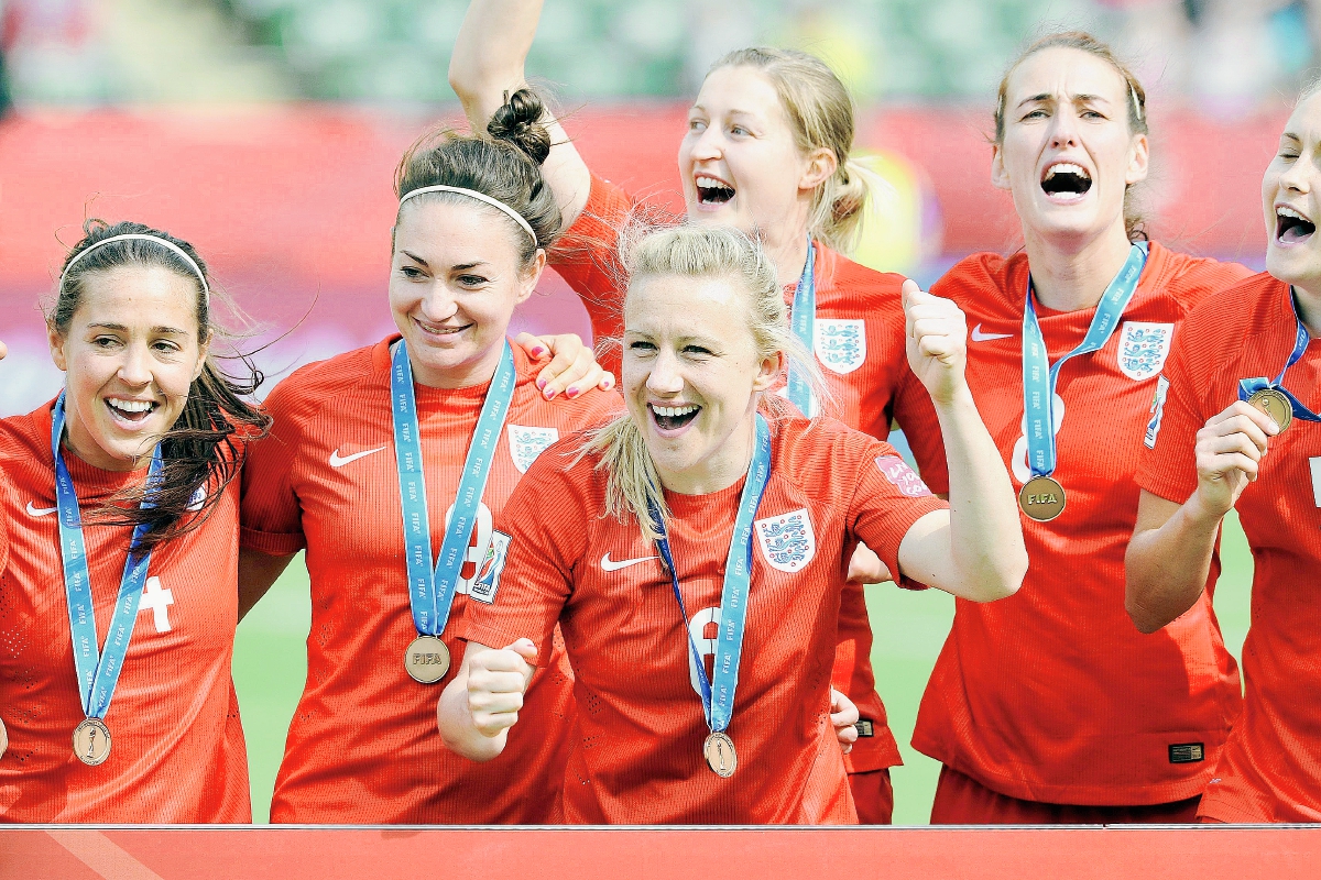 Las jugadoras de Inglaterra, festejaron a todo pulmón el tercer lugar, del Mundial Femenino de futbol de Canadá 2015. (Foto Prensa Libre: EFE)