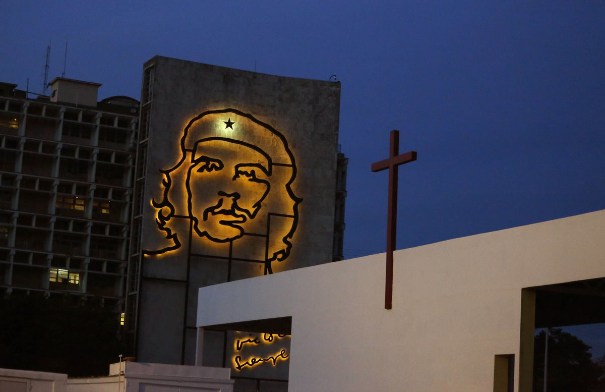 Un monumento en memoria de Ernesto "Che" Guerava se observa detrás del altar que es construido en La Habana en conmemoración de la próxima visita del papa Francisco el 19 de septiembre próximo. (Foto Prensa Libre: AP).