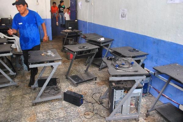 Maestro inspecciona el lugar donde fue robado equipo de cómputo,  en Retalhuleu.