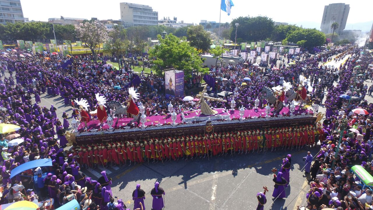 Espectacular paso de la procesión de Jesús Nazareno de Los Milagros de San José en la esquina de la 7a. avenida y 6a. calle, zona 1. (Foto Prensa Libre: Óscar Rivas)