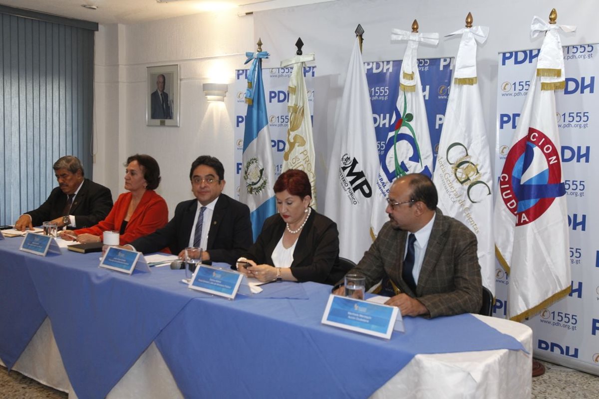 Representantes de la Alianza Nacional por la Transparencia durante la conferencia de prensa este jueves. (Foto Prensa Libre: Paulo Raquec).