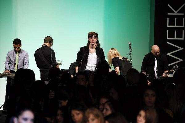 Un modelo luce un diseño de la firma argentina Grupo. (Foto Prensa Libre: EFE)