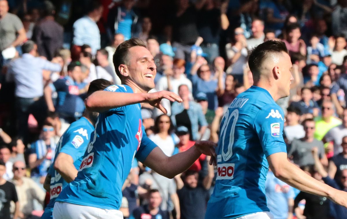 Milik festeja su gol que hizo vibrar el estadio de San Paolo. (Foto Prensa Libre: AFP)