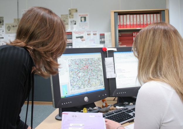 Frances Bates (izq.) aplicó parámetros como la geografía para refinar la lista. (FORENSIC SCIENCE SERVICE)