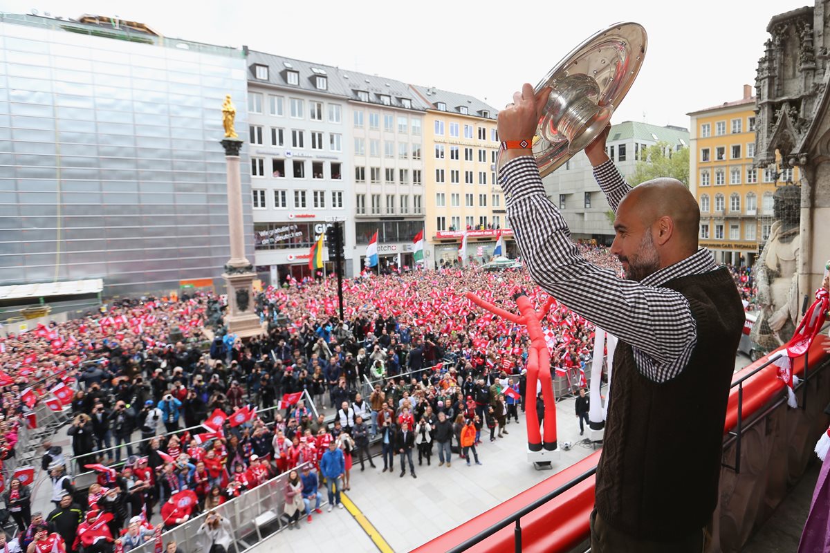 Guardiola presentó el título a cientos de aficionados muniqueses. (Foto Prensa Libre: AP)