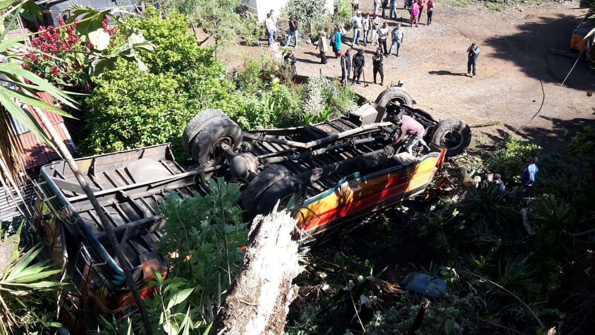 Pasajeros del autobús sufrieron fracturas, golpes y erosiones. (Foto Prensa Libre: Estuardo Paredes)