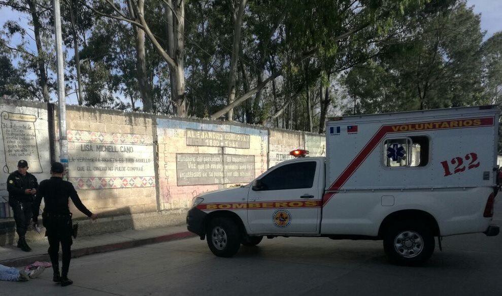 Agentes de la PNC resguardan el cadáver de un hombre que murió a balazos en la zona 1 de la cabecera de Huehuetenango. (Foto Prensa Libre: Mike Castillo)