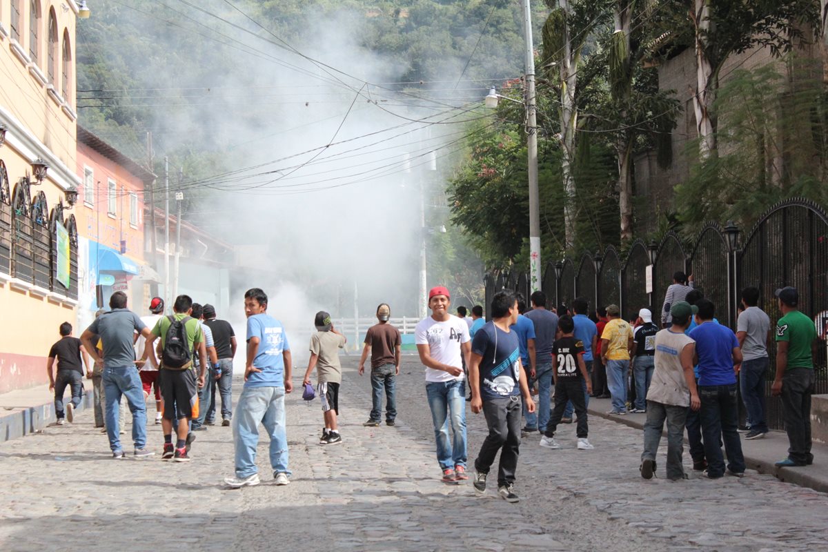 Durante un linchamiento grupos de personas aprovechan para provocar caos y evitar que la Policía ingrese a los lugares. (Foto Prensa Libre: Hemeroteca PL)