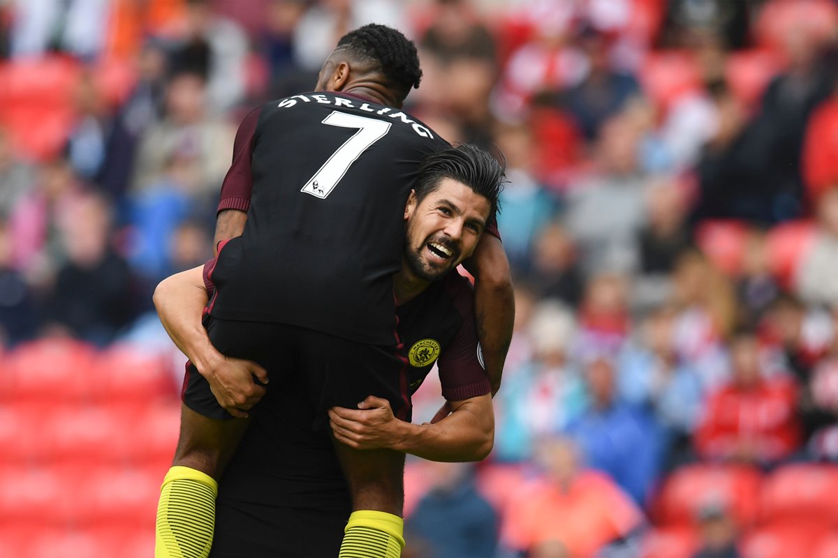 Nolito celebra con Sterling uno de sus goles esta tarde en el BET-365 Stadium. (Foto Prensa Libre: AFP)