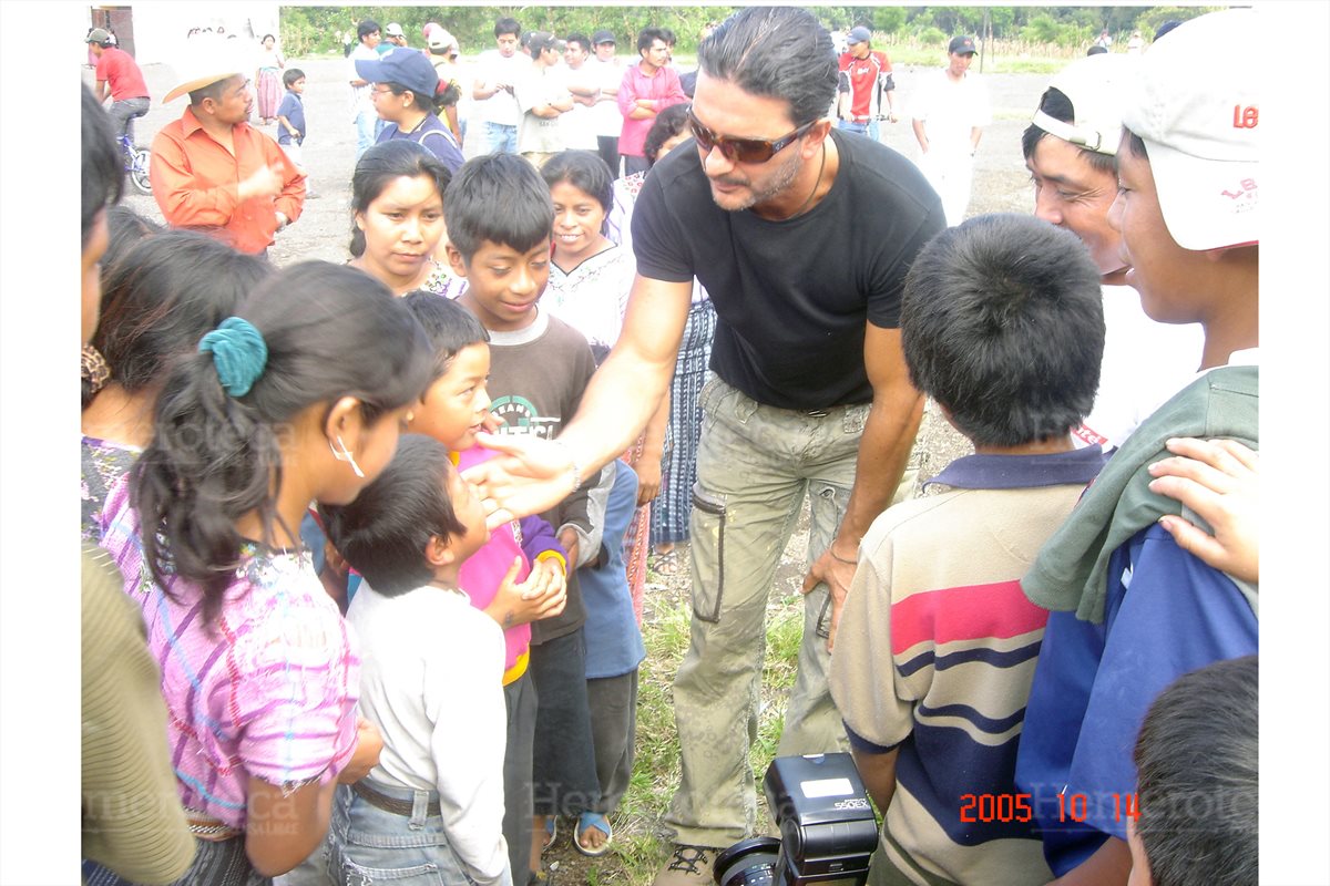 Ricardo Arjona expresa palabras de aliento a vecinos de Panabaj, Sololá. (Foto: Hemeroteca PL)