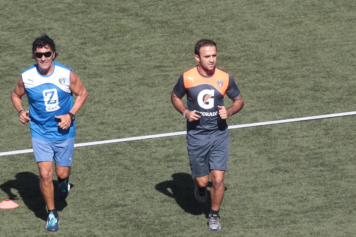 Omar Pelayes y a José Manuel Contreras mientras trotan en la cancha del estadio Cementos Progreso. (Foto Prensa Libre: Norvin Mendoza)