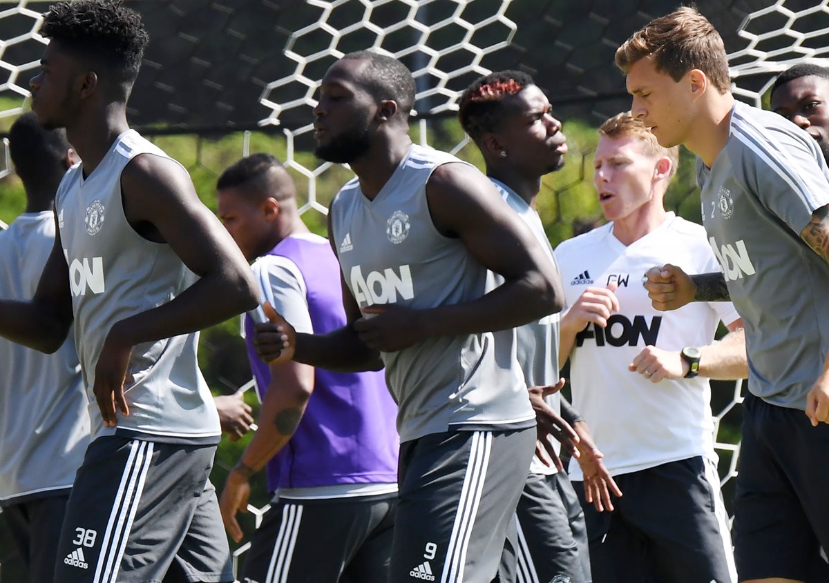 Romelu Lukaku (centro) es una de las figuras del Mánchester United para esta temporada. (Foto Prensa Libre: AFP)