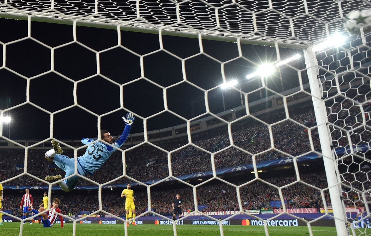 Antoine Griezmann observa desde el suelo como ingresa el balón a la portería de Soslan Dzhanaev (Foto Prensa Libre: AFP)