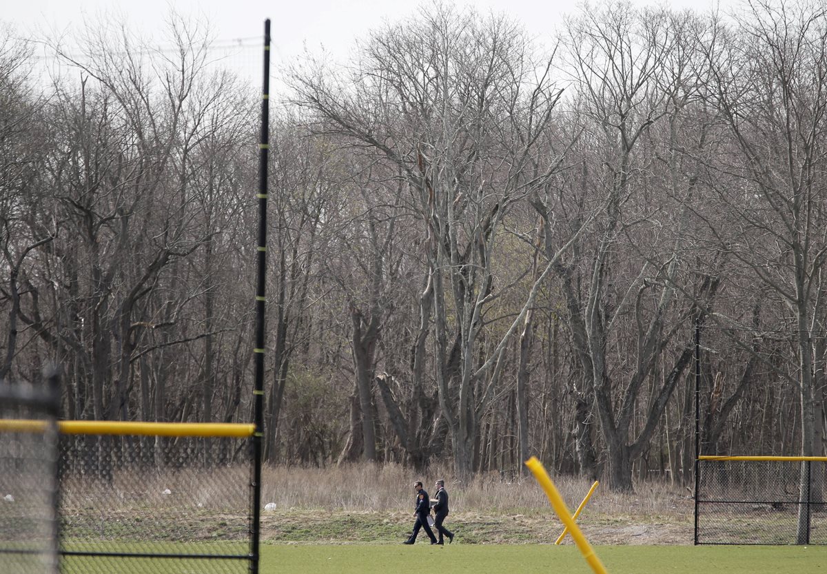 Autoridades localizaron los cadáveres de varios jóvenes, víctimas de las violencia de las pandillas de Brentwood y Central Islip, Nueva York, Estados Unidos. (Foto Prensa Libre: AP)