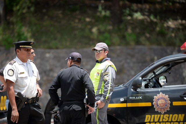 Giovanni Muñoz, agente de la Policía Municipal de Tránsito será condecorado por Álvaro Arzú. (Foto Prensa Libre: Hemoroteca)