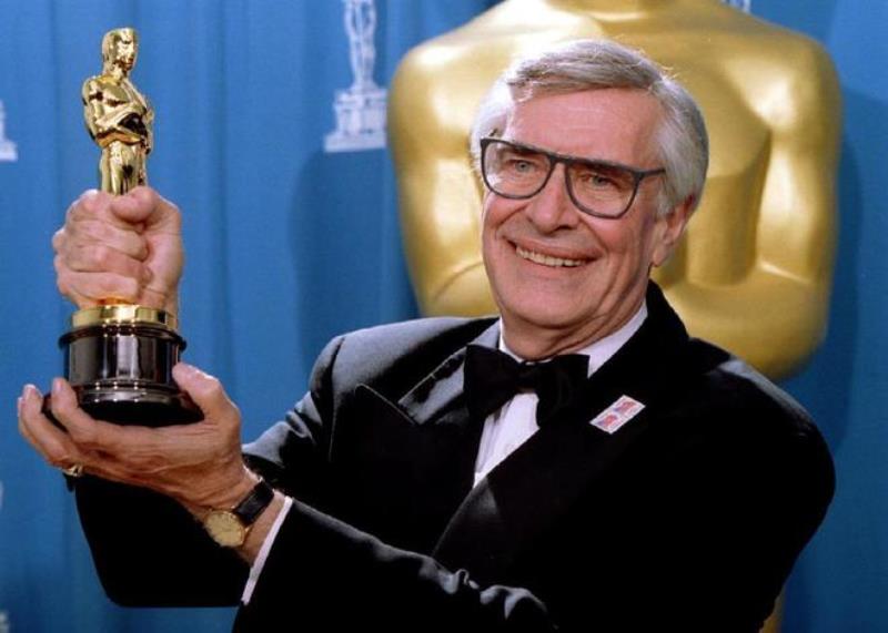 Martin Landau, en 1995, levantando el Oscar que recibió por 'Ed Wood'. (Foto Prensa Libre: EFE)