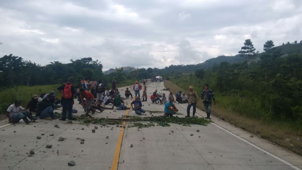 Invasores bloquean la ruta hacia Río Dulce, Lívingston, para evitar ser desalojados. (Foto Prensa Libre).