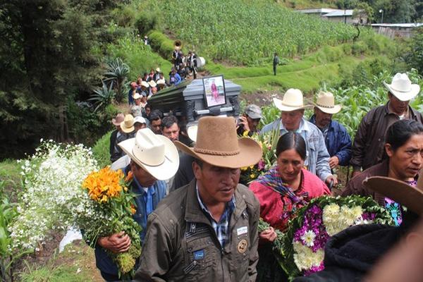 Familiares, amigos y conocidos acompañan el cortejo fúnebre de Florentina Pelicó. (Foto Prensa Libre: Edgar Dominguez)<br _mce_bogus="1"/>