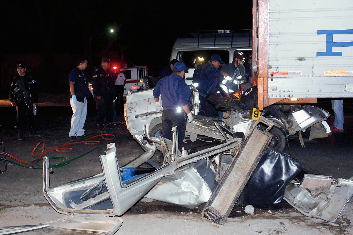 Socorristas utilizan  equipo hidráulico para rescatar cadáveres que quedaron atrapados por el choque, en El Tejar, Chimaltenango. (Foto Prensa Libre: Retato Melgar)