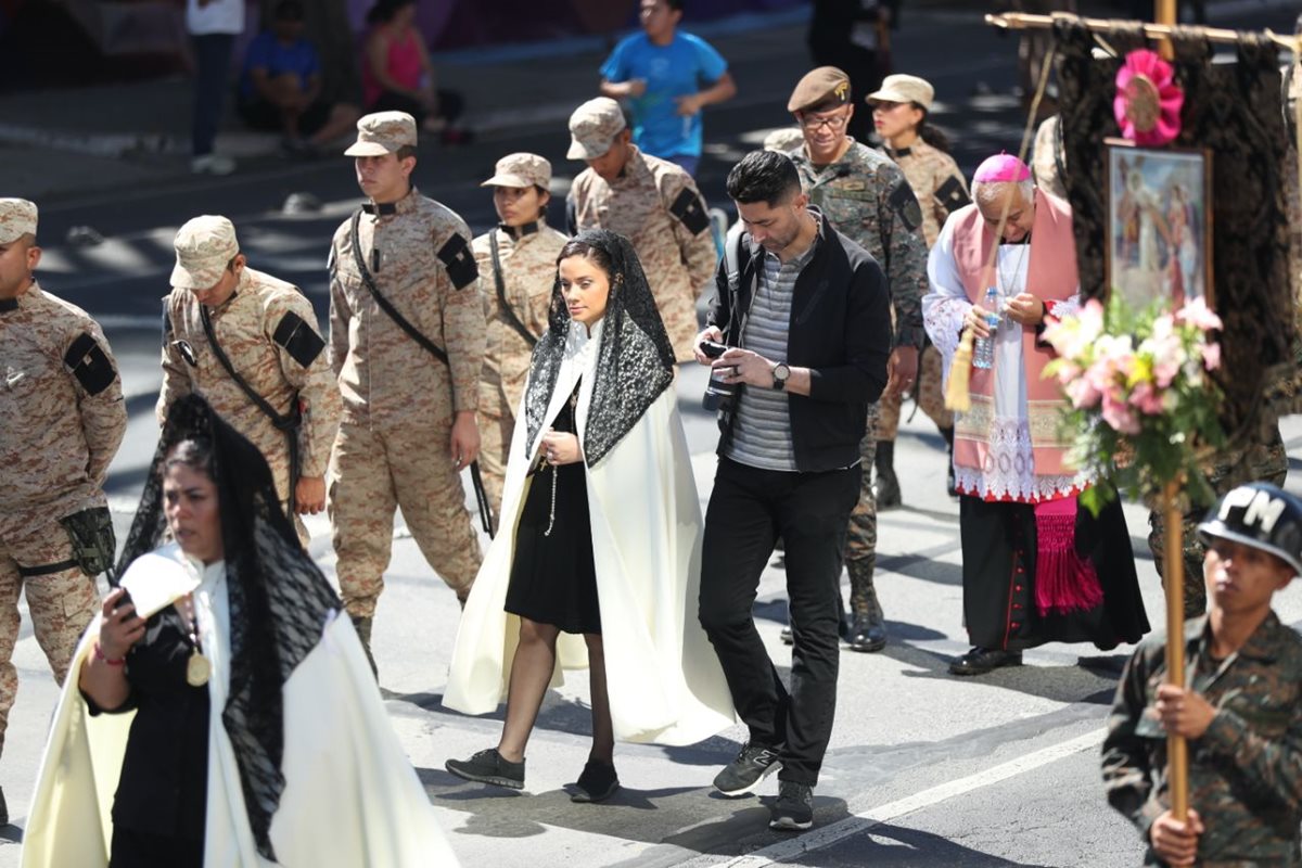 Otto Pérez Leal y Stella Alonzo, captados en el cortejo procesional sobre la séptima avenida. (Foto Prensa Libre: Esbin García)