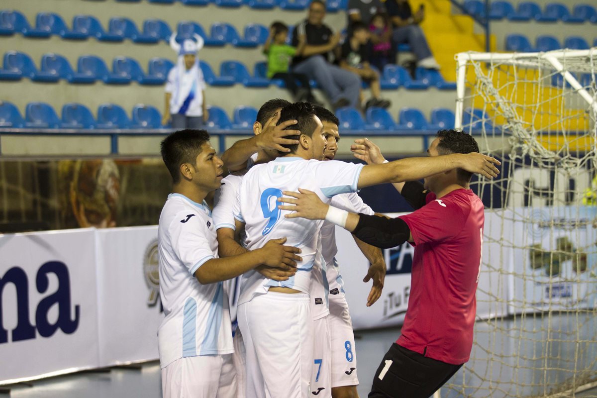 Así festejaron los jugadores de la Selección Nacional. (Foto Prensa Libre: Norvin Mendoza)