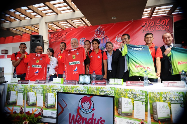 Presentación de los nuevos patrocinadores. (Foto Prensa Libre: Óscar Felipe Q)